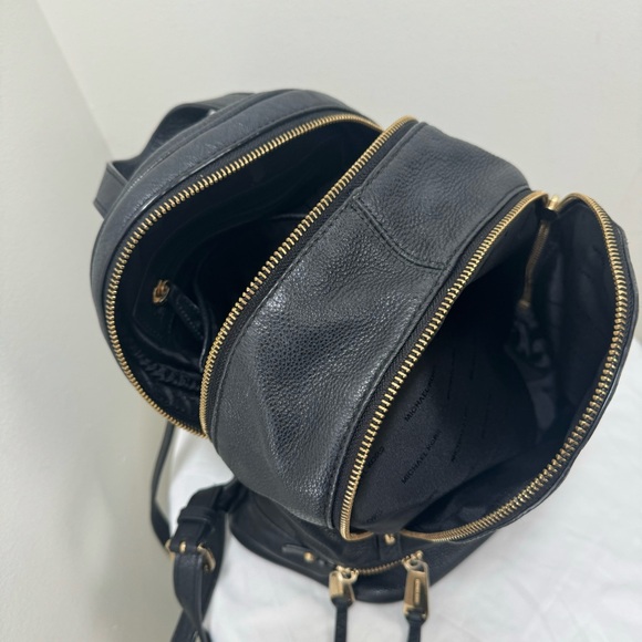 Michael KORS Black Pebble Leather Rhea zip Backpack. 3 pockets 1 zippered inside - Picture 5 of 8